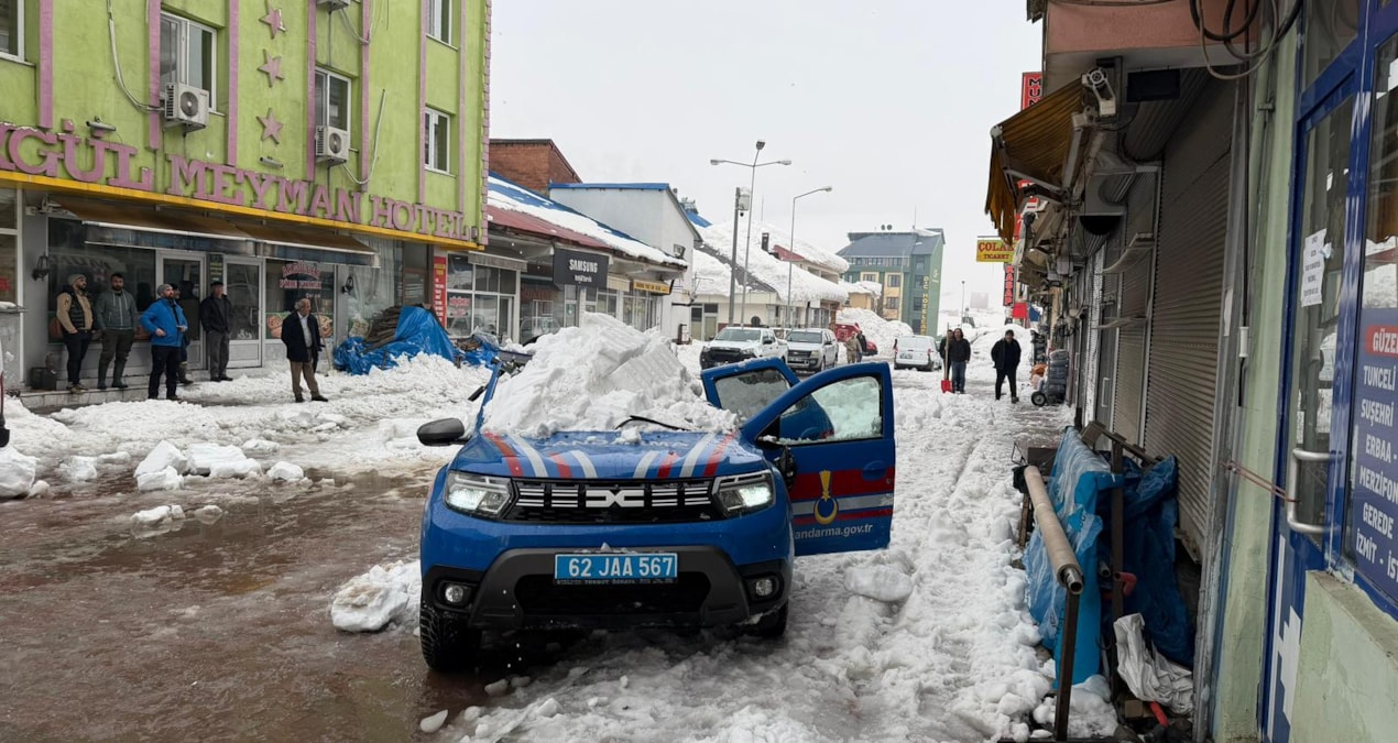 Gündemden Son Bilgiler: Çatıda biriken kar  jandarmaları yaraladı - En Son Haber - Son Dakika Bilgileri