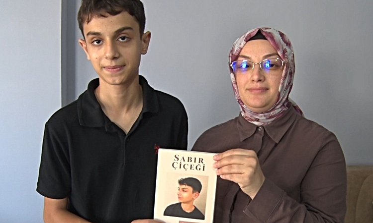 Çekmeköy'de anne ve oğul, kanser mücadelesini 'Sabır Çiçeği' kitabında anlattı