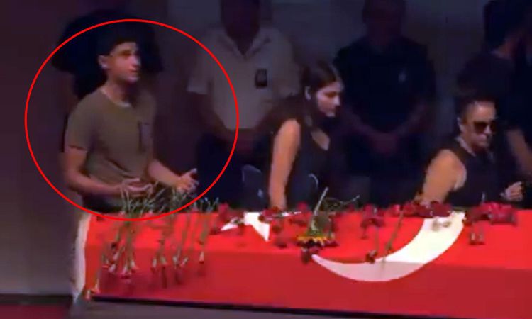 Cenazede herkes geçip giderken kabri başında dua eden o genç kim?