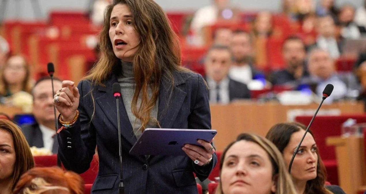 Çeşme Belediye Başkanı Lâl Denizli'nin ifadesi tamamlandı - Son Dakika Haberleri: Gelişmeler Takip Ediliyor