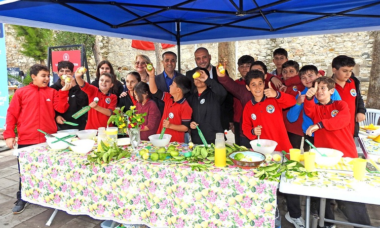 Çeşme Kalesi'ndeki atölyede çocuklar yerel limonla limonata yapmayı öğrendi