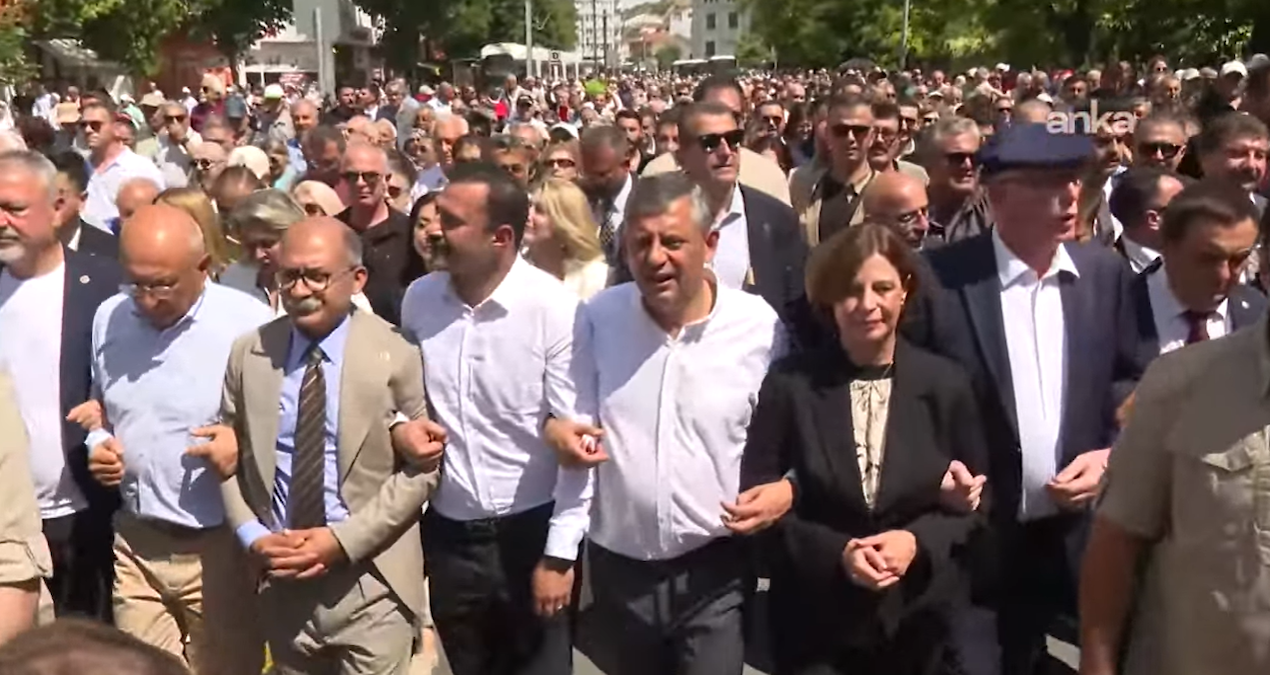 CHP leader Özel took to the streets in Eskişehir, tens of thousands followed him - News