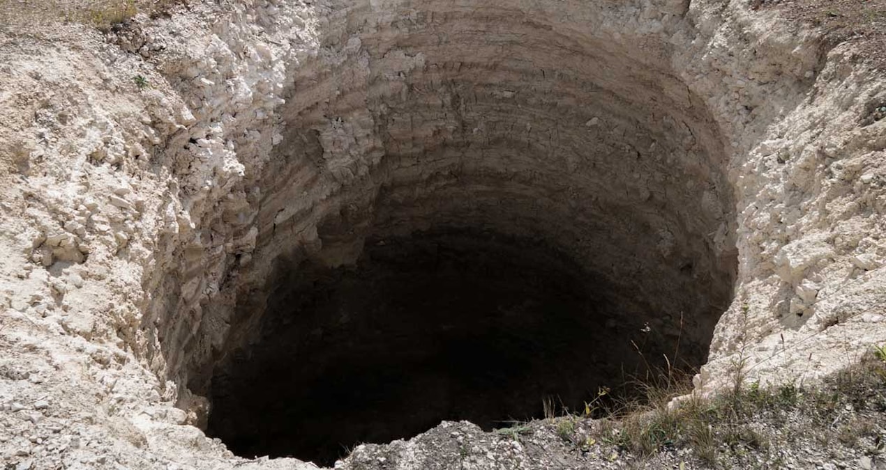 Bir çiftçi dipsiz bir çukur bulduğunu iddia etti: 'Uzak durun' - En Son Haber - Son Dakika Bilgileri