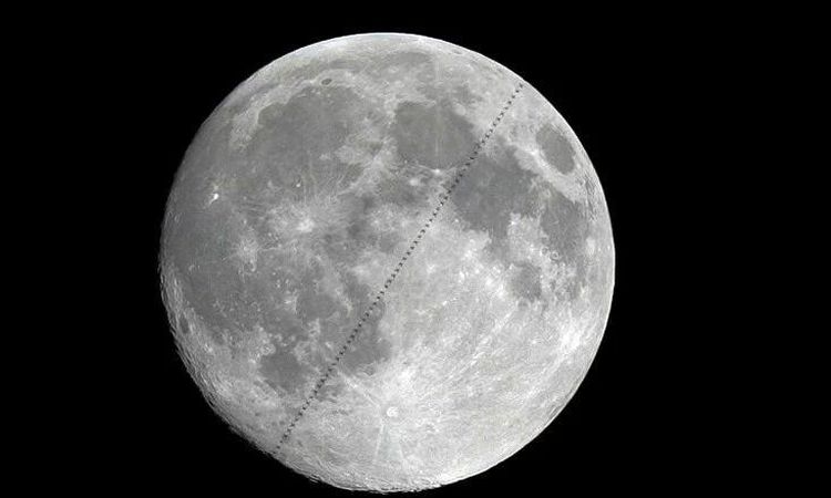 Rocket to Carry China's Chang'e-7 Lunar Reconnaissance Vehicle Transported to Launch Site - Breaking News