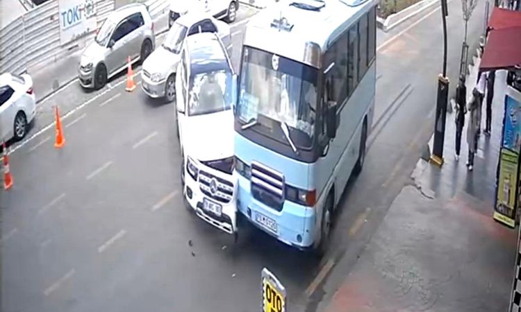 The moment when a jeep and a passenger minibus collided was caught on camera - Breaking News