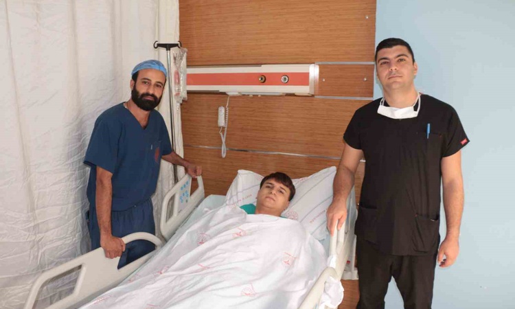 Cizre'de 18 yaşındaki Azad, ultrasonda görülmeyen fıtıktan kapalı ameliyatla kurtuldu