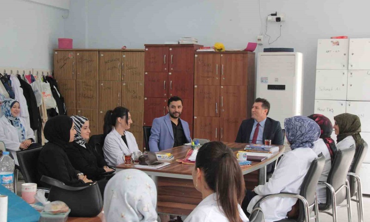 Cizre İlçe Milli Eğitim Müdürü İke, iki okulda öğrencilerle aynı sırayı paylaştı. ve Merak Edilenler