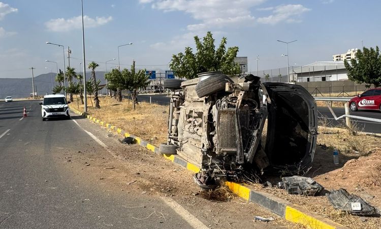Cizre'de Kontrolden Çıkan Otomobil Direğe Çarptı: Sürücü Yaralandı - Son Dakika Haberleri | İşte Tüm Ayrıntıla