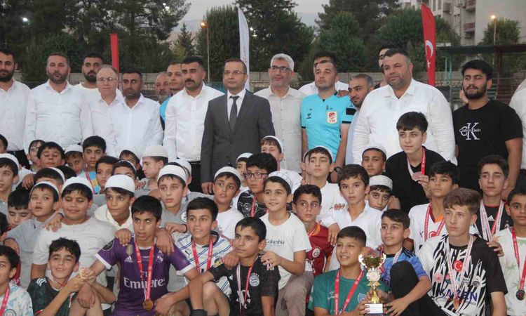 Sıcak Gündem: Cizre'de Yaz Kuran Kursları Futbol Turnuvası Sona Erdi - Son Dakika: Gelişmeler Takip Ediliyor