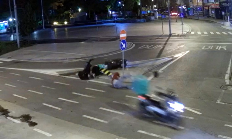 Çorlu'da iki motosikletin çarpıştığı kazada 3 kişi yaralandı, kaza kameraya yansıdı ve Merak Edilenler