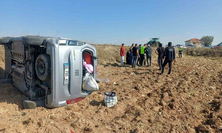 Çorum Alaca'da bariyerlere çarpan hafif ticari araç takla attı, 2 kişi yaralandı