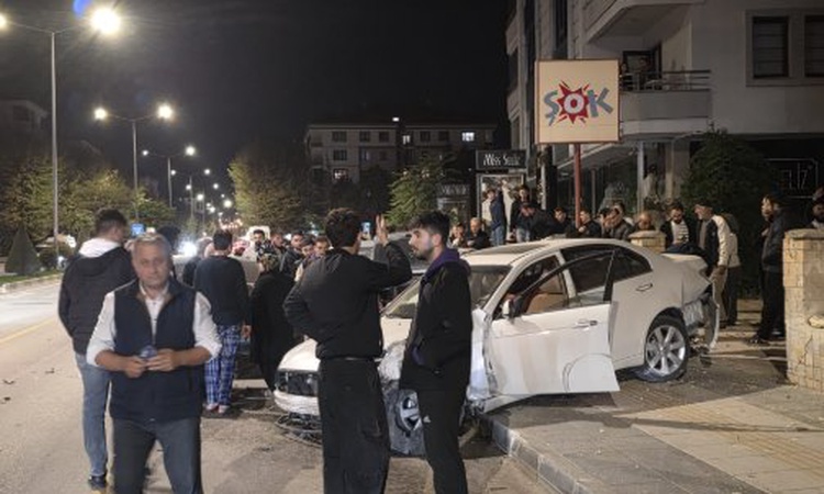 Çorum'da iki aracın karıştığı kazada savrulan araç trafoya çarptı; 4 kişi yaralandı | İşte Tüm Ayrıntılar