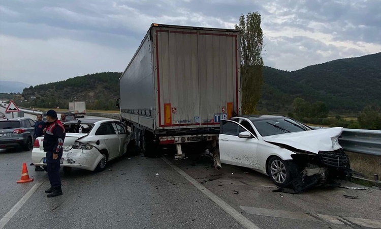 Çorum Kargı'da 2 otomobil ile tırın karıştığı kazada 2 kişi yaralandı: Gelişmeler Takip Ediliyor