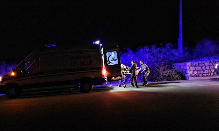 Çorum'da ön lastiği patlayan motosiklet şarampole devrildi, sürücü ve eşi yaralandı ve Merak Edilenler