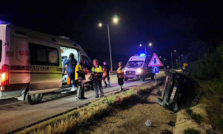 Çorum'da Otomobil Su Tahliye Kanalına Devrildi: 2 Yaralı - Son Dakika Haberleri: Gelişmeler Takip Ediliyor