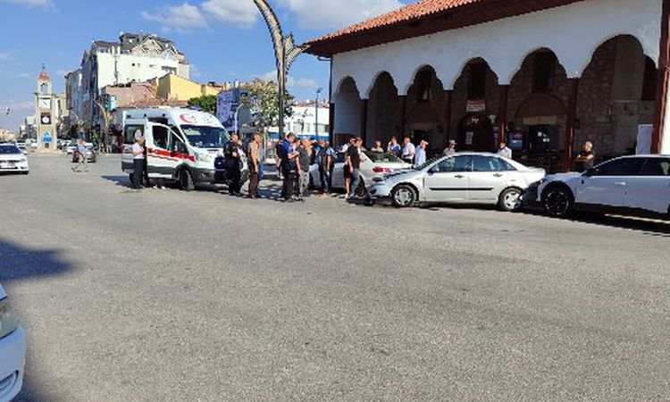Sıcak Gündem: Çorum'da park halindeki iki otomobile çarpan otomobilin sürücü alkollü çıktı; kaza anı kamerada