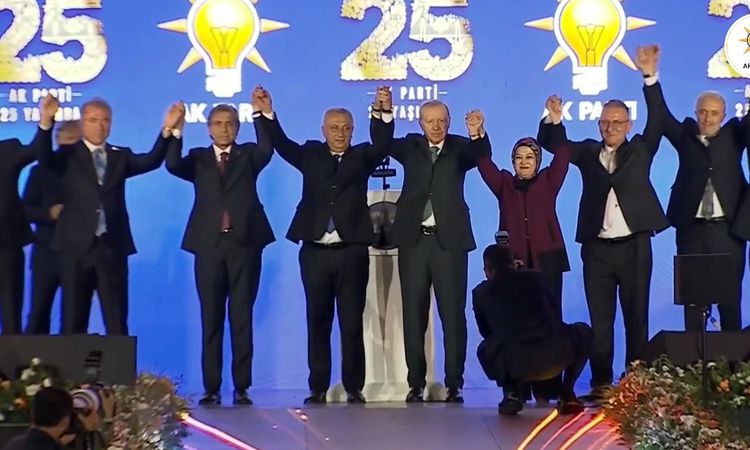 Sıcak Gündem: Cumhurbaşkanı Erdoğan AK Parti'ye geçen başkanlara rozetlerini taktı - Son Dakika Haberleri - So