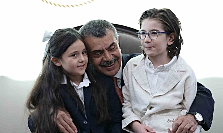 Cumhurbaşkanı Erdoğan ile şarkı söyleyen minik müzisyenlerden Bakan Tekin’e ziyaret ve Merak Edilenler