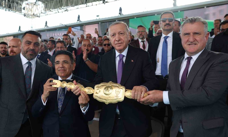 Cumhurbaşkanı Erdoğan, Yağlı Güreş Cumhurbaşkanlığı Kupası’nı takip etti ve Merak Edilenler
