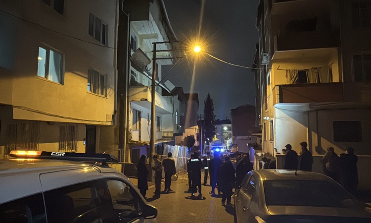 Darıca'da metruk binanın balkonu çöktü, bitişik binadan 2 kişi tahliye edildi