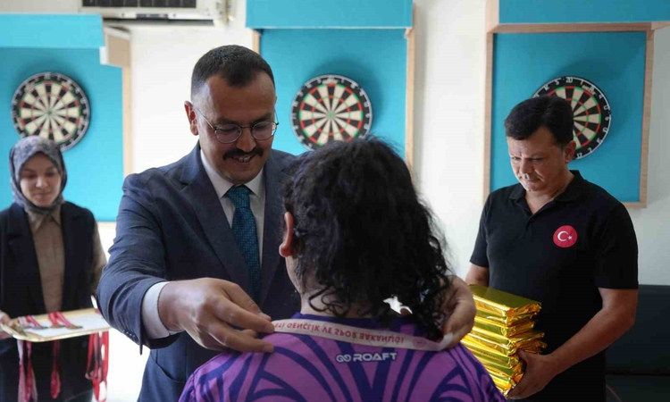 Dartta dereceye giren kız çocuklarına Başsavcıdan tebrik: Gelişmeler Takip Ediliyor