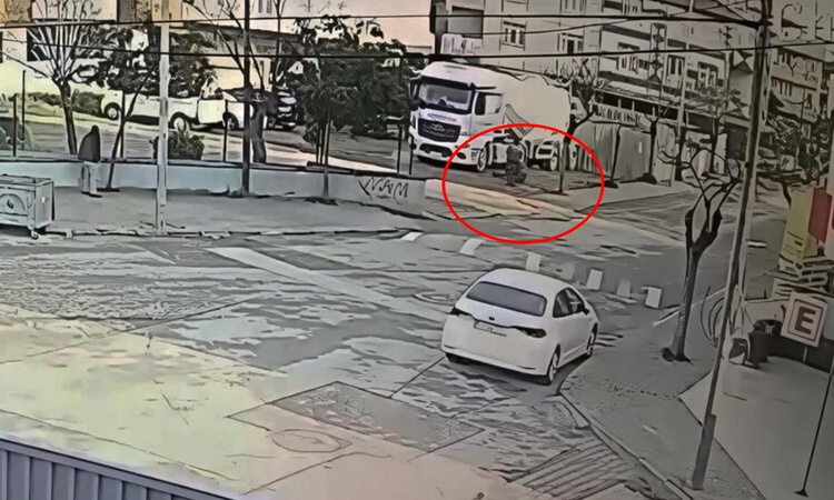 Dehşet anları kamerada! Kasklı katil tırın altından çıkıp kardeşini böyle öldürdü