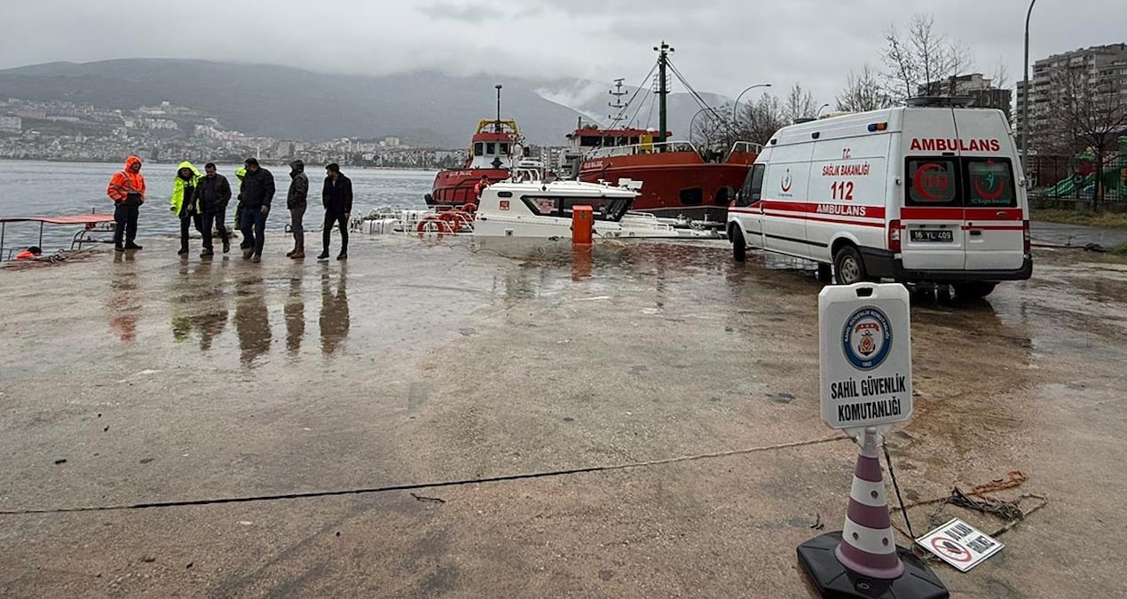 Sıcak Gündem: Denizde hareketsiz duruyordu... Limana yanaşan geminin mürettebatı fark etti - Son Dakika Haberl