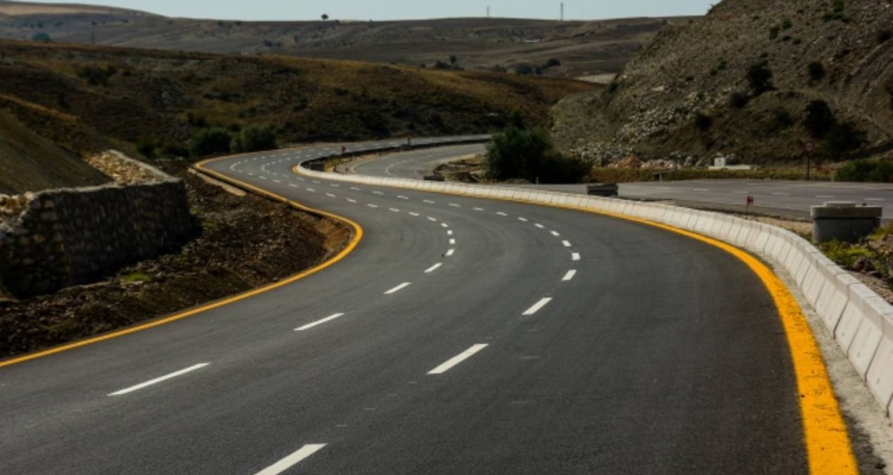 Denizlerden çıkardıkları çöplerle asfalt yol yaptılar - En Son Haber ve Merak Edilenler