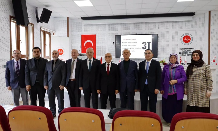Denizli İl Müftülüğü konferansında Mustafa Turan ideal din görevlisini anlattı