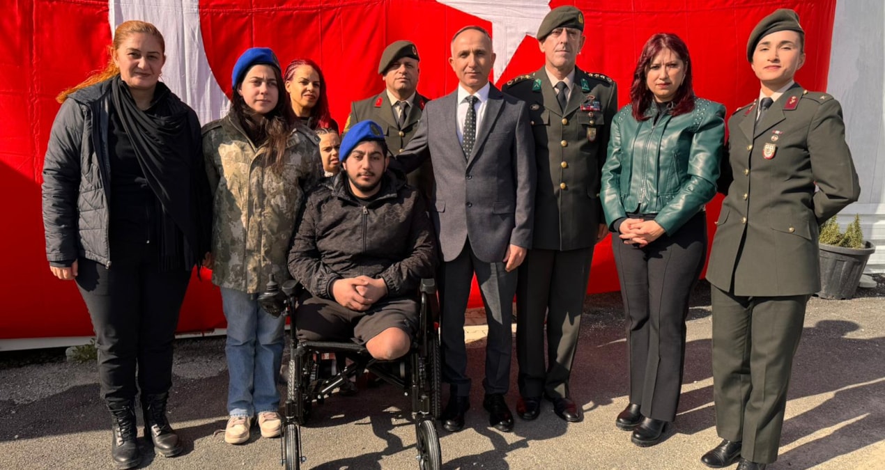 Son Gelişme: Depremzede genç kız ile kendisine parka veren albay bir araya geldi - En Son Haber: Gelişmeler Ta