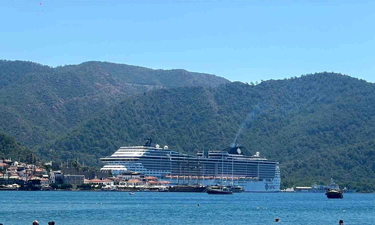 The giant cruise ship anchored in Marmaris with 5 thousand passengers and crew - Breaking News