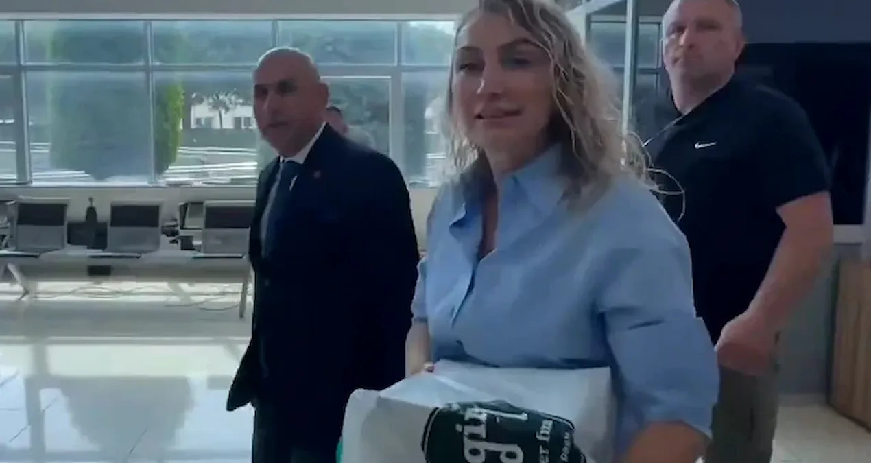 Gündemden Son Bilgiler: Dilek İmamoğlu'nun pankartı mahkeme salonunu kahkahalara boğdu - Son Dakika ve Merak E