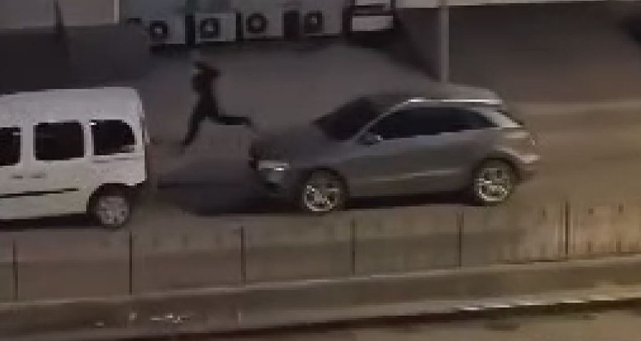 Direğe çarpan otomobildeki 2 kişi kaçtı: Kaza kamerada - Haberleri | İşte Tüm Ayrıntılar