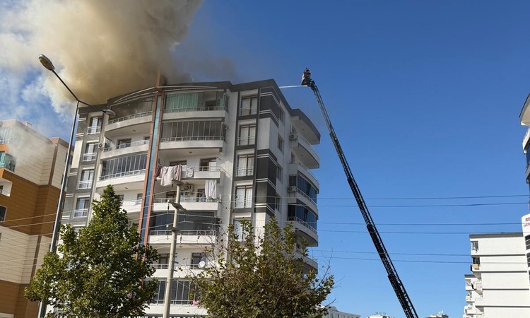 Diyarbakır Bağlar'da çatı yangınında 7 kişi kurtarıldı, 5 kişi dumandan etkilendi - Son Dakika Bilgileri