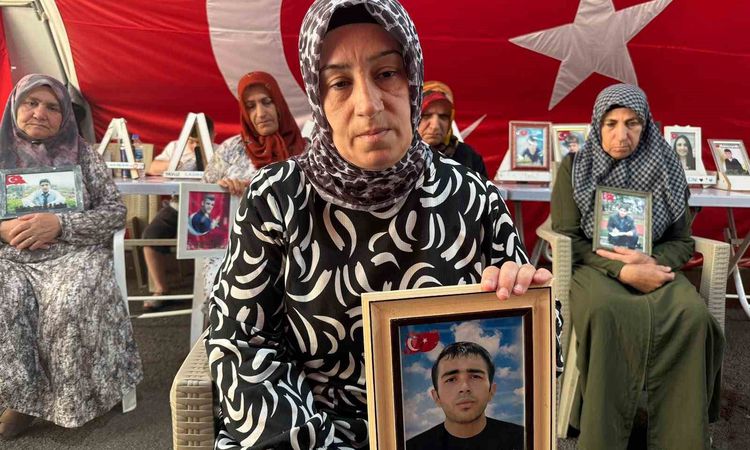 Sıcak Gündem: Diyarbakır'da Evlat Nöbetindeki Ailelerden Çocuklarına 'Teslim Olun' Çağrısı - Haberleri