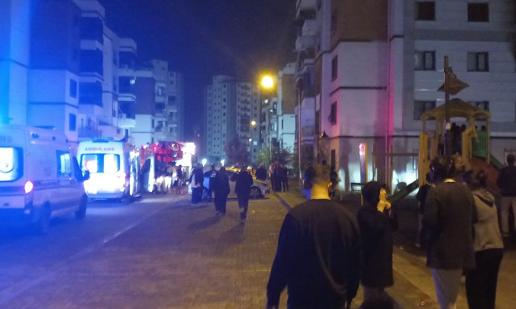 Diyarbakır Kayapınar'da apartman yangınında 3'ü çocuk 5 kişi dumandan etkilendi - Son Dakika Bilgileri