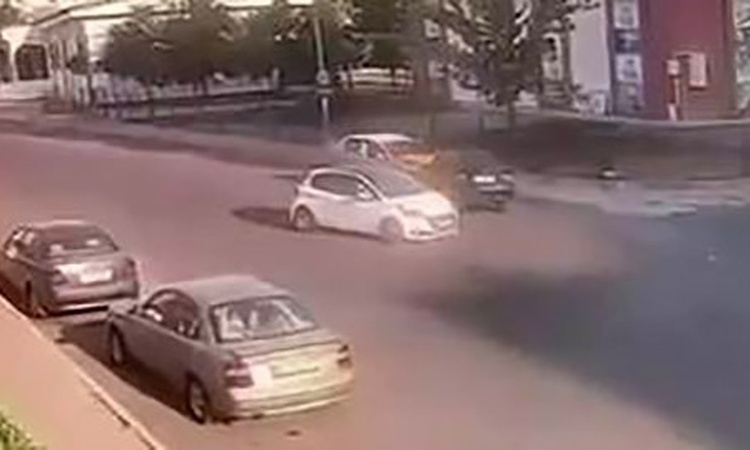 Diyarbakır Kayapınar'da otomobil park halindeki taksiye çarptı, bir kişi yaralandı - Son Dakika Bilgileri