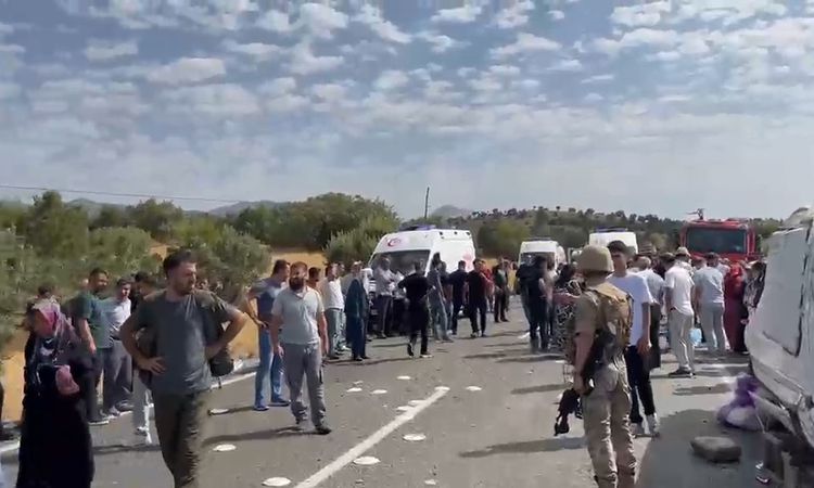 Sıcak Gündem: Diyarbakır'da Nişan Dönüşü Minibüs Kazası: 7 Ölü, 9 Yaralı - Son Dakika Haberleri - Son Dakika B