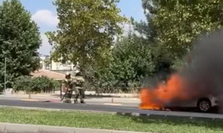 Sıcak Gündem: Diyarbakır'da Park Halindeki Otomobil Alev Aldı - Haberleri: Gelişmeler Takip Ediliyor