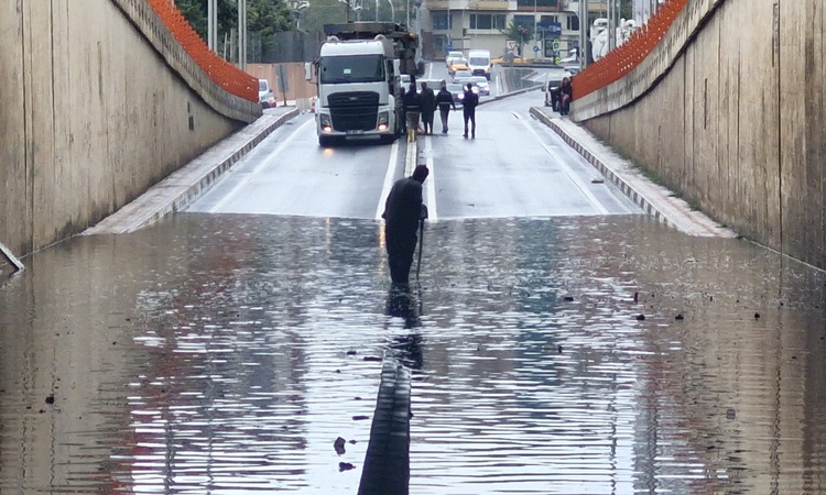 Diyarbakır'da sağanak sonrası 2 köprü çöktü, Bağlar'da alt geçit su altında kaldı ve Merak Edilenler