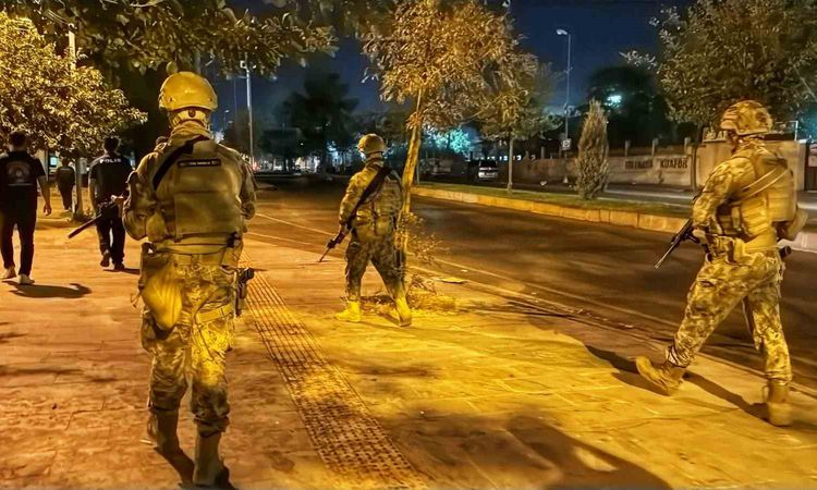 Diyarbakır'da şok uygulama: Silah ve yasaklı madde ele geçirildi - Haberleri - Son Dakika Bilgileri