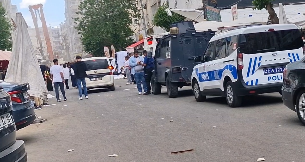 Diyarbakır’da sokak ortasında tekmeli yumruklu kavga: 3 yaralı - Son Dakika