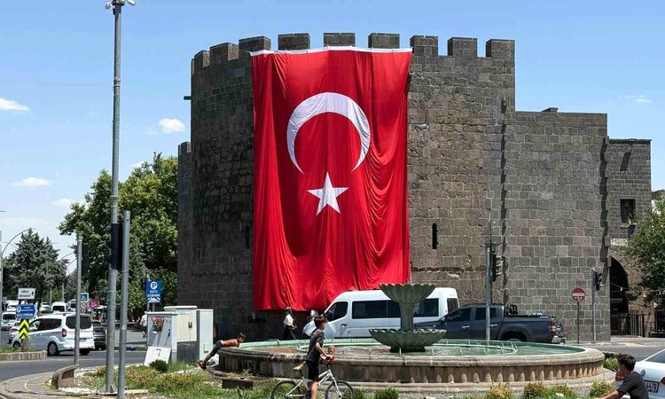 A giant Turkish flag was hung on the walls of Diyarbakır - News