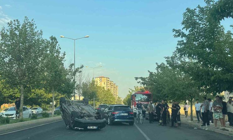 Gündemden Son Bilgiler: Diyarbakır'da Takla Atan Otomobilde 2 Yaralı - Haberleri | İşte Tüm Ayrıntılar