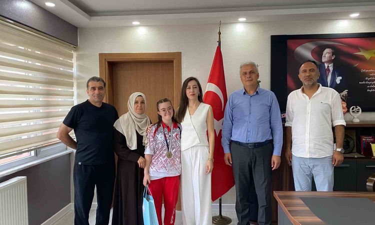 Dünya Üçüncüsü ve Türkiye Şampiyonu Zeynep Tuncay’dan İlçe Millî Eğitim Müdürlüğüne ziyaret - Son Dakika | İşt