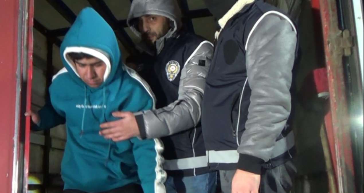 Sıcak Gündem: Durdurulan tırda 23 göçmen yakalandı; şoför yakalanarak gözaltına sevk edildi - Son Dakika