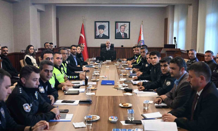 Düzce Emniyet Müdürlüğünde İbrahim Ergüder başkanlığında asayiş toplantısı yapıldı