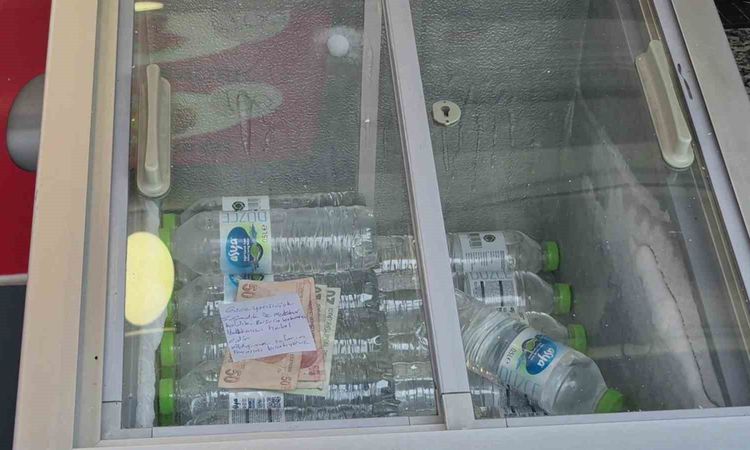 Gündemden Son Bilgiler: Düzce'de esnafa duygusal jest: Su alanlar para ve not bıraktı - Son Dakika