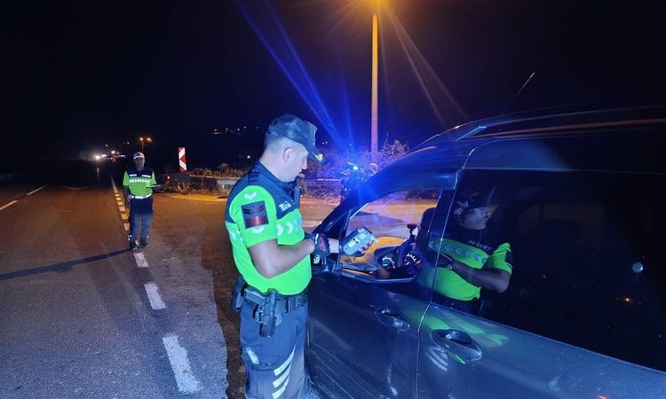Gündemden Son Bilgiler: Düzce'de jandarmadan yoğun baskın: 17 aranan şahıs ele geçirildi - Son Dakika Haberler