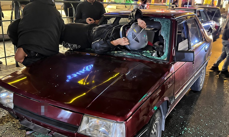 Düzce'de motosiklet sürücüsü çarptığı otomobilin ön camından içeri girip yaralandı: Gelişmeler Takip Ediliyor